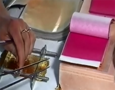 Découpage et mise en carnets des feuilles d'or